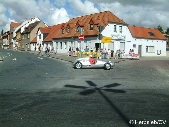 Bild: Am Sonntag-Vormittag hieß es in der Zörbiger Innenstadt: Start frei für Rennautos und Motorräder auf dem Stadtparkring.