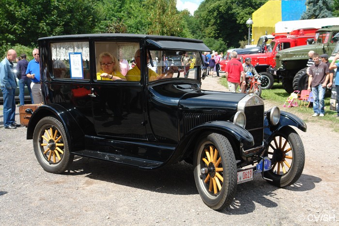 Bild: Start zur Ausfahrt vom Zörbiger Schloßparkplatz. Etappenziel war das  Fahrzeug und Technik Museum in Merseburg.