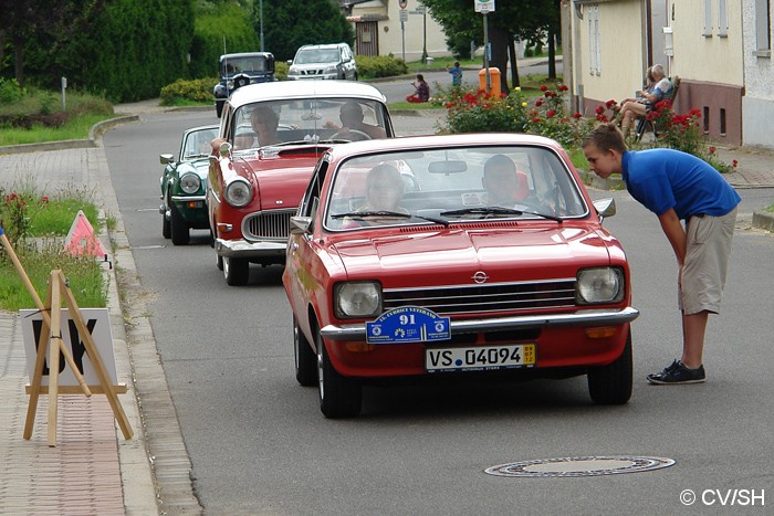 Bild: Genaues Fahren war in Göttnitz angesagt: Nach Einweisung der Teilnehmer in die Sonderprüfung, mussten die Fahrer ein Spurbrett befahren. Bei ungenauen fahren oder bei Verfehlen des Spurbrettes wurden Strafpunkte vergeben.