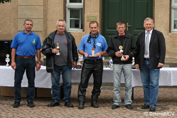 Bild: Die Siegerehrung nahmen Ralf Zschoche und Bürgermeister Rolf Sonnenberger vor und bedankten sich bei allen Gästen, Besuchern und Mitwirkenden der 11. Curbici Veterano.