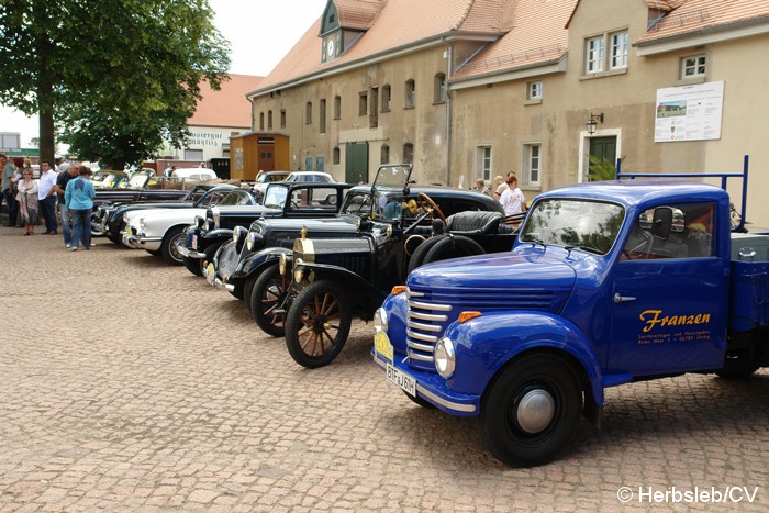 Bild: Fahrzeugausstellung auf dem Rittergut in Mößlitz, nach den absolvierten Sonderprüfungen in Zörbig. Für die Teilnehmer gab es einen Cheuffersbrunch.