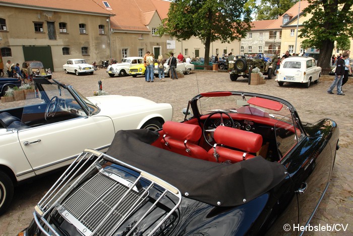 Bild: Fahrzeugausstellung auf dem Rittergut in Mößlitz, nach den absolvierten Sonderprüfungen in Zörbig. Für die Teilnehmer gab es einen Cheuffersbrunch.