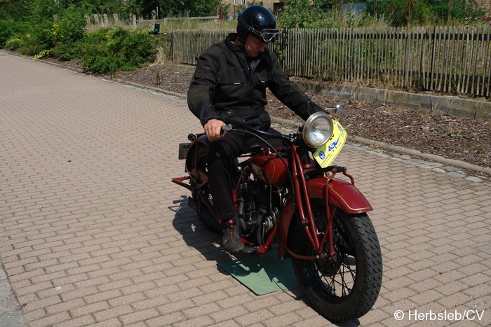 Bild: Das Bremsgeschick der Teilnehmer wurde in Großzöberitz getestet. Sie mussten mit ihrem Fahrzeug auf einem 50 x 50cm großen Teppich exakt anhalten. Wer dies nicht schaffte, bekam Strafpunkte in seine Fahrerkarte eingetragen.