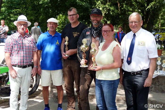 Bild: Siegerehrung im Gutspark in Mößlitz. Prämiert wurden die Gewinner der Fahrzeugklassen M1 bis M4 (Motorräder) und A1 bis A5 (Automobile). Desweiteren gab es Pokale für das Schönste Motorrad & Automobil sowie für das Schönste Kostüm und der Pechvogel.
Sie Siegerehrung nahm Fahrtleiter Ralf Zschoche, Ortsbürgermeister Jürgen Ebinger sowie Stadtbürgermeister Rolf Sonnenberger vor.