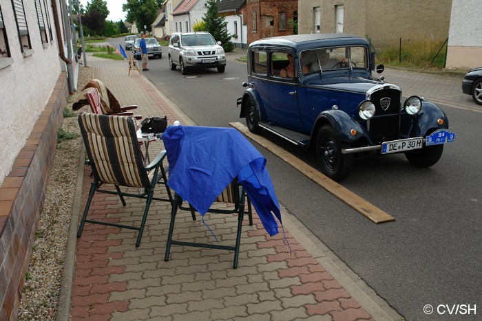 Bild: Genaues Fahren war in Göttnitz angesagt: Nach Einweisung der Teilnehmer in die Sonderprüfung, mussten die Fahrer ein Spurbrett befahren. Bei ungenauen fahren oder bei Verfehlen des Spurbrettes wurden Strafpunkte vergeben.