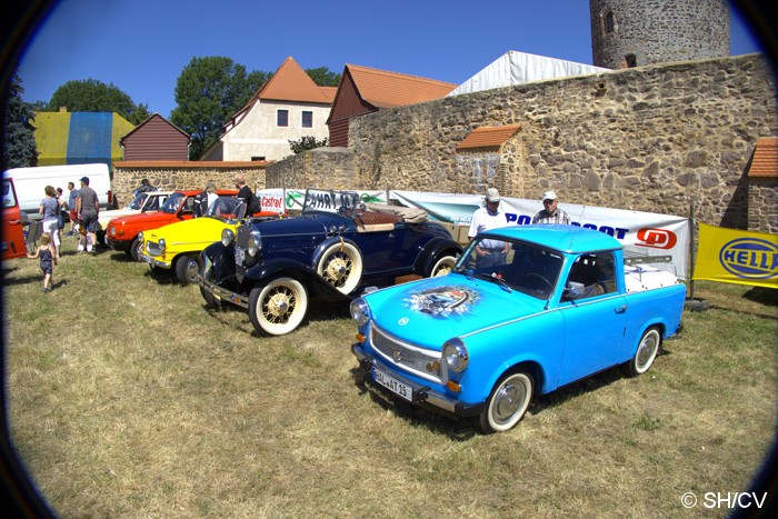 Bild: Eintreffen der Teilnehmer und Ausstellungsfahrzeuge auf dem Zörbiger Schloßparkplatz am Samstag-Vormittag.