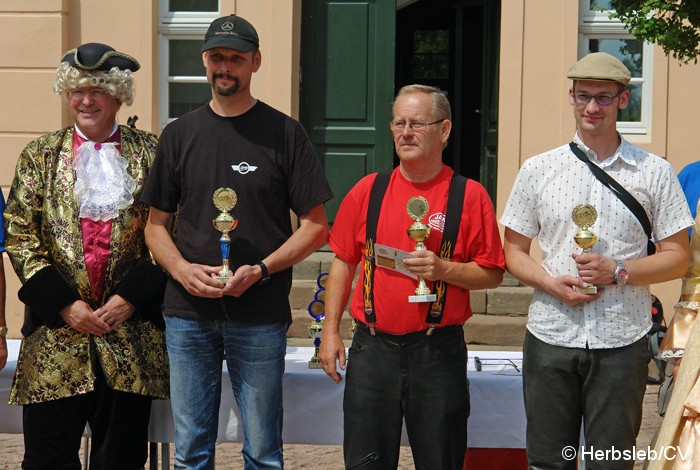 Bild: Platzierungen der Fahrzeugklasse: M4

1. Platz: (11 Strafpunkte) Kurt Rabe, Jawa California
2. Platz: (20 Strafpunkte) Maik Schmidt, Sperber SR4
3. Platz: (49 Strafpunkte) Michael Hauschild, MZ ES 250