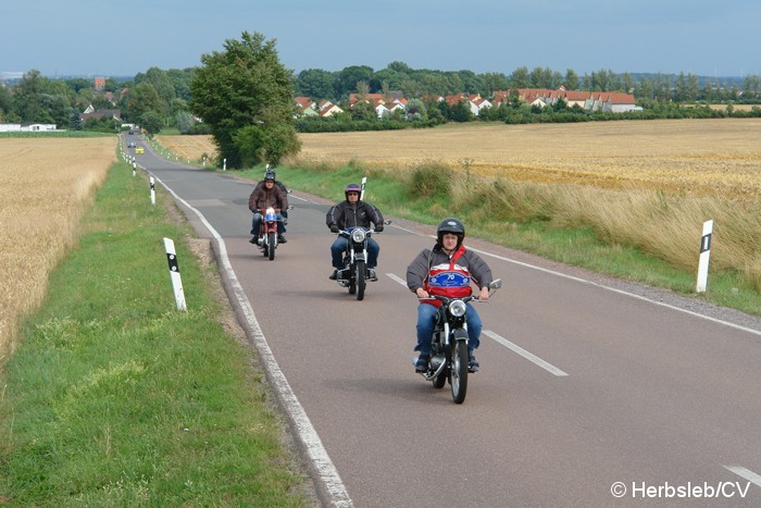 Bild: Bei schönstem Sommerwetter unterwegs: Bei Oppin waren die Oldtimer nach Halle anzutreffen.