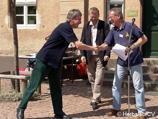 Bild: Die Siegerehrung führte Fahrtleiter Hans-Peter Lohmann mit Bürgermeister Rolf Sonnenberger durch.