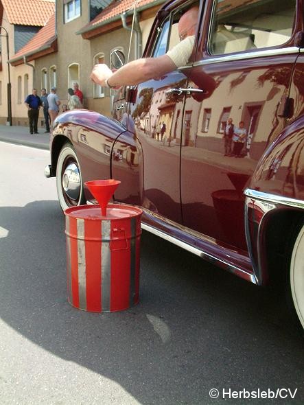 Bild: Nach einer Fahrzeugvorstellung vor dem Rathaus in Zörbig durch Hans-Peter Lohmann, mussten die Oldtimerfreunde einige Sonderprüfungen im Bereich des Stadtringes ablegen.