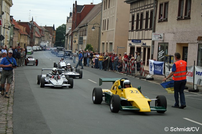 Bild: Rallyefahrten mit historischen Pkws und Motorrädern am Sonntag. Die Fahrten führten durch den abgesperrten Altstadtring Zörbigs.