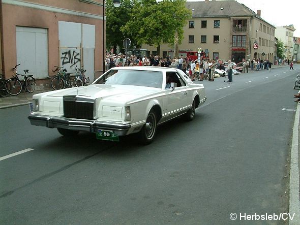 Bild: Nach einer Fahrzeugvorstellung vor dem Rathaus in Zörbig durch Hans-Peter Lohmann, mussten die Oldtimerfreunde einige Sonderprüfungen im Bereich des Stadtringes ablegen.