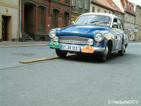 Bild: Nach einer Fahrzeugvorstellung vor dem Rathaus in Zörbig durch Hans-Peter Lohmann, mussten die Oldtimerfreunde einige Sonderprüfungen im Bereich des Stadtringes ablegen.