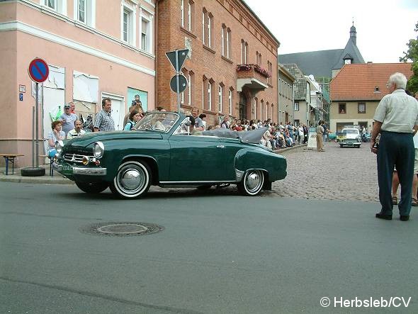 Bild: Nach einer Fahrzeugvorstellung vor dem Rathaus in Zörbig durch Hans-Peter Lohmann, mussten die Oldtimerfreunde einige Sonderprüfungen im Bereich des Stadtringes ablegen.