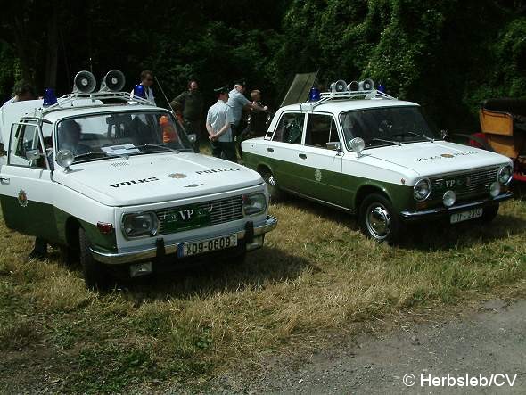 Bild: Auftakt zur 6. Curbici Veterano: Auf dem Zörbiger Schloßgelände treffen sich die Teilnehmer und stellen ihre schmuck hergerichteten Oldtimerfahrzeuge aus.