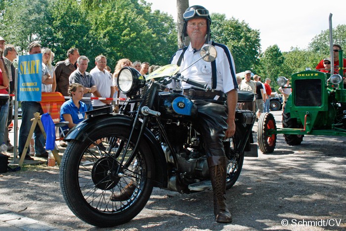 Bild: Nach dem Mittagessen und einer Fahrerbesprechung starteten die Fahrzeug zum Etappenziel nach Dessau (Technikmuseum Hugo-Junkers).