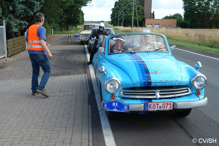 Aus Merseburg kommend, treffen die Fahrzeuge am Ziel in Zörbig ein. Unterwegs mussten noch einige Baumaffen gefunden werden. Mit der Kartenabgabe endete der erste Fahrtag. Am Abend trafen sich die Oldtimerfreunde zu Benzingesprächen auf dem Zörbiger Schloss. Bild: Aus Merseburg kommend, treffen die Fahrzeuge am Ziel in Zörbig ein. Unterwegs mussten noch einige Baumaffen gefunden werden. Mit der Kartenabgabe endete der erste Fahrtag. Am Abend trafen sich die Oldtimerfreunde zu Benzingesprächen auf dem Zörbiger Schloss.