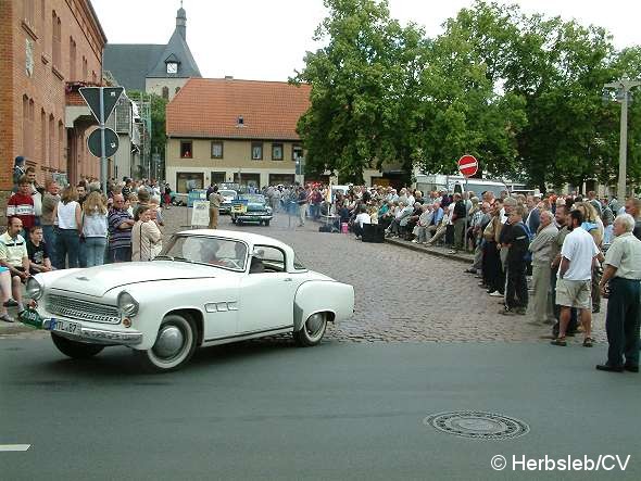 Bild: Nach einer Fahrzeugvorstellung vor dem Rathaus in Zörbig durch Hans-Peter Lohmann, mussten die Oldtimerfreunde einige Sonderprüfungen im Bereich des Stadtringes ablegen.