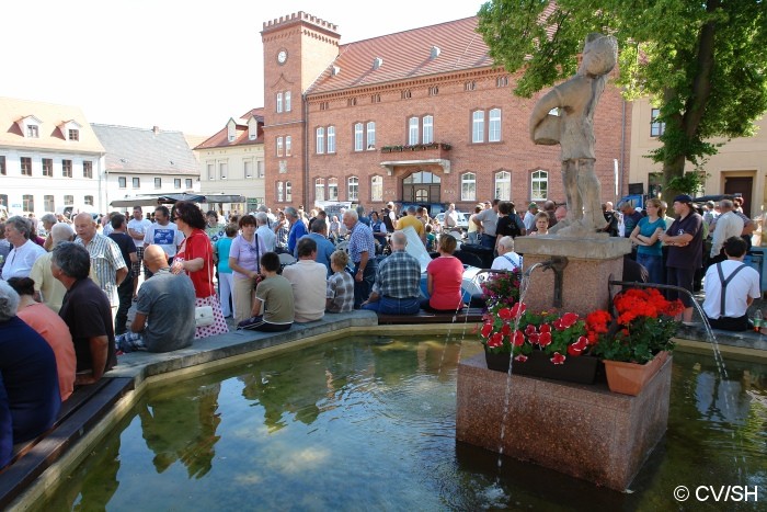 Bild: Springbrunnen mit Saftjungen auf dem Zörbiger Marktplatz.