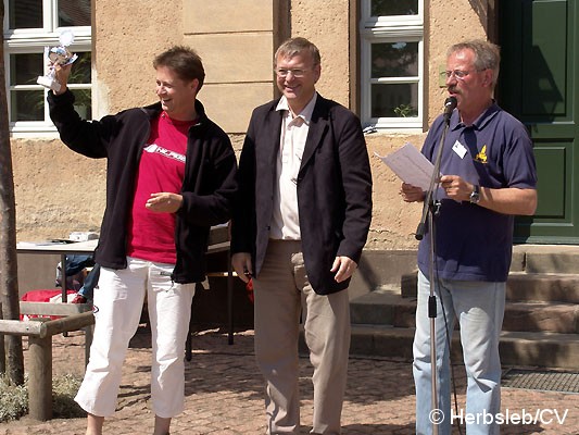 Bild: Die Siegerehrung führte Fahrtleiter Hans-Peter Lohmann mit Bürgermeister Rolf Sonnenberger durch.