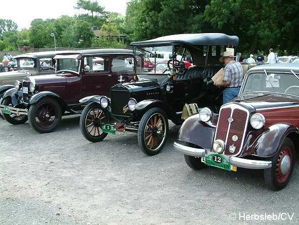 Bild: Auftakt zur 6. Curbici Veterano: Auf dem Zörbiger Schloßgelände treffen sich die Teilnehmer und stellen ihre schmuck hergerichteten Oldtimerfahrzeuge aus.