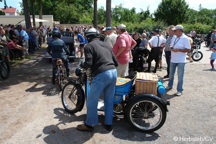 Bild: Nach dem Mittagessen und einer Fahrerbesprechung starteten die Fahrzeug zum Etappenziel nach Dessau (Technikmuseum Hugo-Junkers).