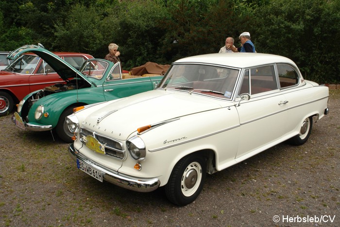 Bild: Eintreffen & Ausstellung der Oldtimer auf dem Zörbiger Schloßgelände.