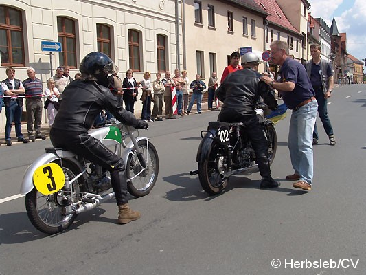 Bild: Am Sonntag-Vormittag wurde die Zörbiger Innenstadt für den öffentlichen Straßenverkehr gesperrt. Hunderte Zuschauer an den Straßenzügen Zörbigs konnten historische Rennfahrzeuge mit ihren Fahrern bewundern.