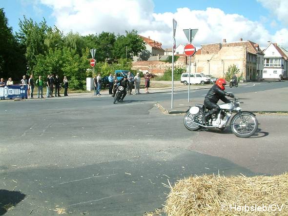 Bild: Am Sonntag-Vormittag hieß es in der Zörbiger Innenstadt: Start frei für Rennautos und Motorräder auf dem Stadtparkring.