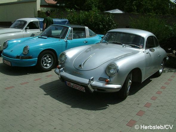 Bild: Auftakt zur 6. Curbici Veterano: Auf dem Zörbiger Schloßgelände treffen sich die Teilnehmer und stellen ihre schmuck hergerichteten Oldtimerfahrzeuge aus.