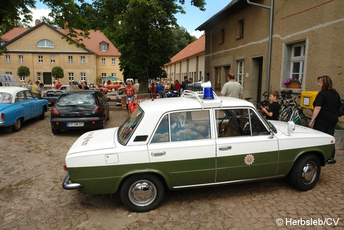 Bild: Fahrzeugausstellung auf dem Rittergut in Mößlitz, nach den absolvierten Sonderprüfungen in Zörbig. Für die Teilnehmer gab es einen Cheuffersbrunch.