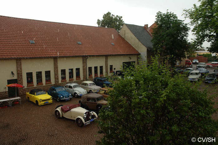 Bild: Kurz vor der Siegerehrung zog ein starker Regenschauer über das Rittergut, sodass die Abschlussveranstaltung auf dem Innenhof um einige Minuten verschoben werden musste.