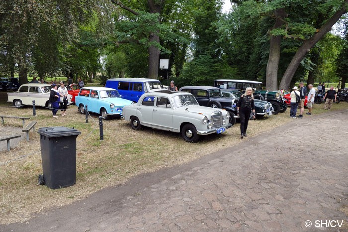 Bild: Am Zielpunkt Mößlitz trafen sich die Teilnehmer und konnten im schattigen Plätzchen ihre Fahrzeuge parken und sich beim Mittagessen bis zur Siegerehrung stärken.