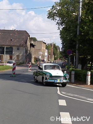 Bild: Start der Teilnehmer vor dem Rathaus Zörbig zur Ausfahrt in Richtung Mößlitz. Zuvor musste auf dem Stadtparkring die Sonderprüfungen abgelegt werden.