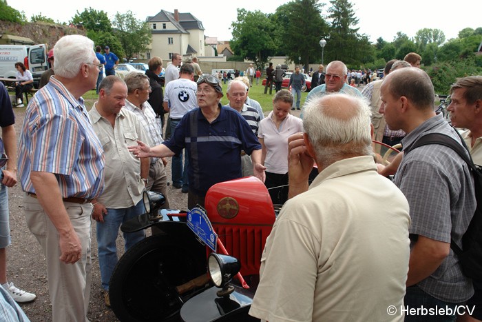Bild: Eintreffen der Teilnehmer mit großer Fahrzeugschau für Besucher auf dem Schloßparkplatz am Samstag-Vormittag.