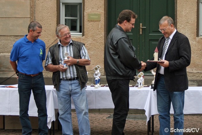 Bild: Die Siegerehrung nahmen Ralf Zschoche und Bürgermeister Rolf Sonnenberger vor und bedankten sich bei allen Gästen, Besuchern und Mitwirkenden der 11. Curbici Veterano.