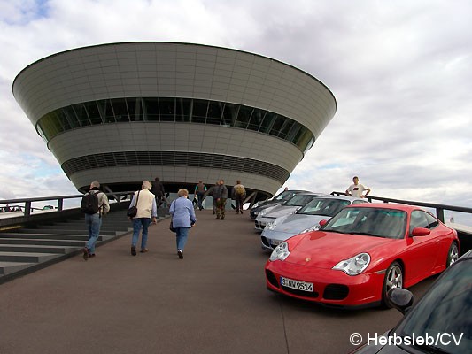 Bild: Ziel und Wendepunkt der Samstags-Ausfahrt war das Porschewerk in Leipzig. Bevor die Oldtimergäste auf derPorschestrecke ihre Runden drehen konnte, gab es Kaffee & Kuchen.