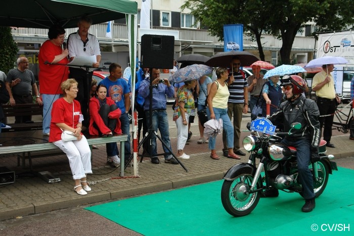 Bild: Anlässlich des Sachsen-Anhalt-Tages in Dessau-Roßlau, fuhren die Oldtimer durch die gesperrte Innenstadt von Dessau. An einer Bühne wurden die Fahrzeuge dem interessierten Publikum vorgestellt, ehe es weiter in Richtung Zschornewitz ging.