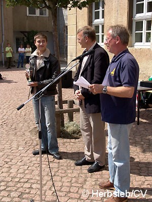 Bild: Die Siegerehrung führte Fahrtleiter Hans-Peter Lohmann mit Bürgermeister Rolf Sonnenberger durch.