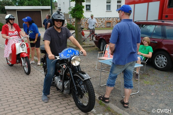 Bild: Im Zörbiger Ortsteil Großzöberitz mussten die Curbici-Teilnehmer den Umfang eines Lkw-Reifens schätzen.