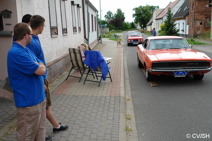 Bild: Genaues Fahren war in Göttnitz angesagt: Nach Einweisung der Teilnehmer in die Sonderprüfung, mussten die Fahrer ein Spurbrett befahren. Bei ungenauen fahren oder bei Verfehlen des Spurbrettes wurden Strafpunkte vergeben.