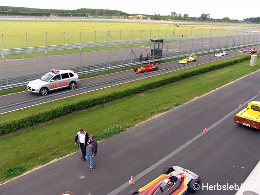 Bild: Wo sonst nur Porschefahrzeuge ihre Runden drehen dürfen, gestattete der Fahrzeughersteller für 1 Stunde die Nutzung der Renn-& Teststrecke. Die Curbici-Teilnehmer hatten bei diesem einmaligen Erlebnis viel Freude.