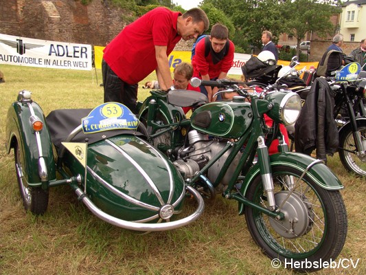 Bild: Eintreffen & Ausstellung der Oldtimer am Samstag-Vormittag auf dem Zörbiger Schloßgelände. Bis zum Start zur Ausfahrt nach Leipzig, konnten Oldtimerfans ihre Fahrzeuge zur Schau stellen.