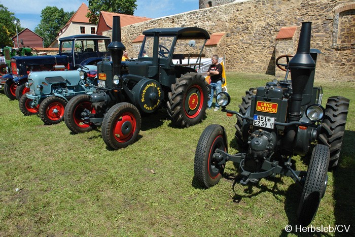 Bild: Eintreffen & Ausstellung der Oldtimer auf dem Zörbiger Schloßgelände am 09.07.2011.