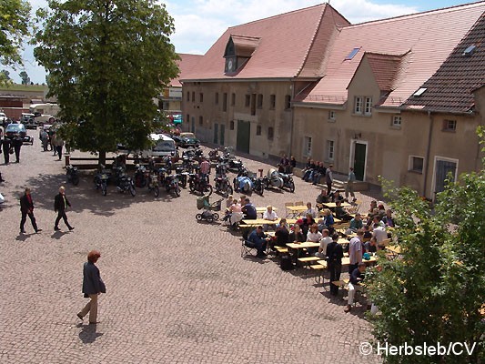 Bild: Vor der Siegerehrung: Mittagsbrunch und Fahrzeugausstellung auf dem Gutshof in Mßlitz.