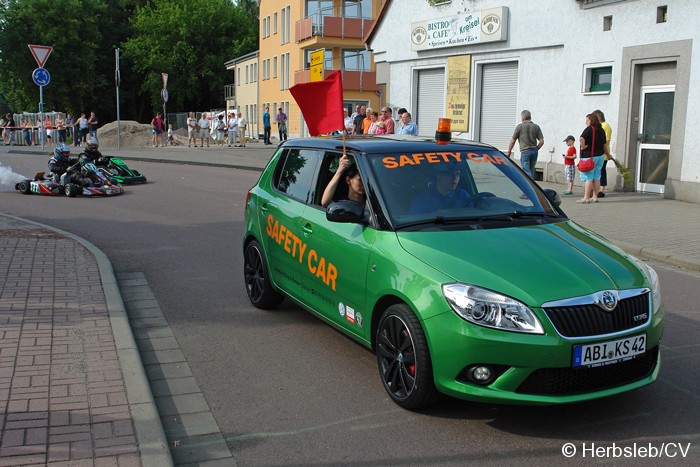 Bild: Kart-Fahrzeuge mit Safety-Car auf dem gesperrten Innenstadtring in Zörbig.