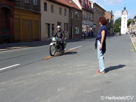 Bild: Start der Teilnehmer vor dem Rathaus Zörbig zur Ausfahrt in Richtung Mößlitz. Zuvor musste auf dem Stadtparkring die Sonderprüfungen abgelegt werden.