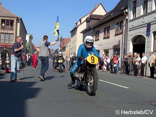 Bild: Am Sonntag-Vormittag wurde die Zörbiger Innenstadt für den öffentlichen Straßenverkehr gesperrt. Hunderte Zuschauer an den Straßenzügen Zörbigs konnten historische Rennfahrzeuge mit ihren Fahrern bewundern.