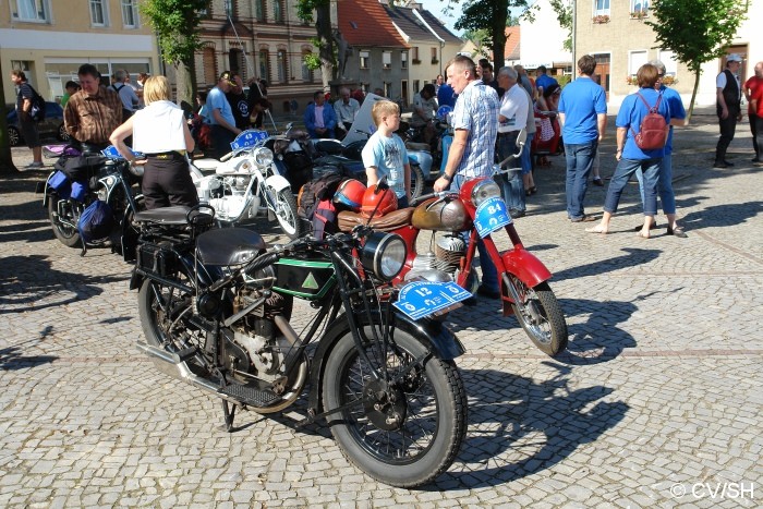 Bild: Eintreffen der Fahrzeuge auf dem Marktplatz in Zörbig am Sonntag-Vormittag.