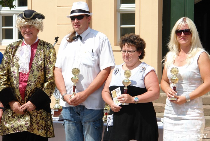 Bild: Platzierungen der Fahrzeugklasse: A7

1. Platz: (20 Strafpunkte) Roswitha Baerwald, VW Käfer
2. Platz: (28 Strafpunkte) Mark Panhans, Wartburg 312-2
3. Platz: (30 Strafpunkte) Veronika Lukasik, Cadillac de Ville